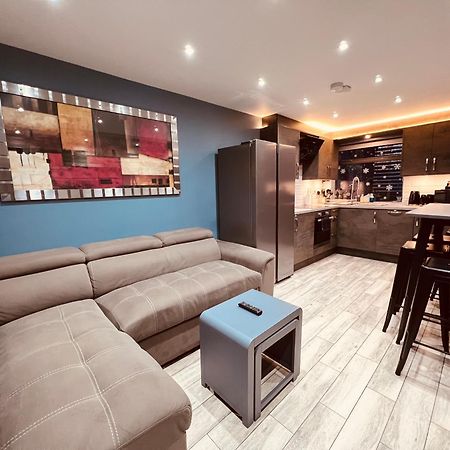 Modern Suites -5 Bedroom House- With Free Parking Birmingham City المظهر الخارجي الصورة