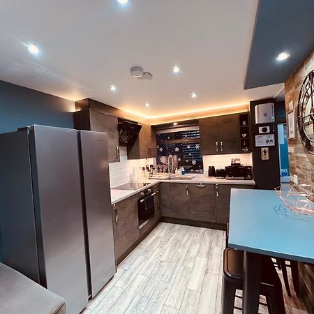 Modern Suites -5 Bedroom House- With Free Parking Birmingham City المظهر الخارجي الصورة