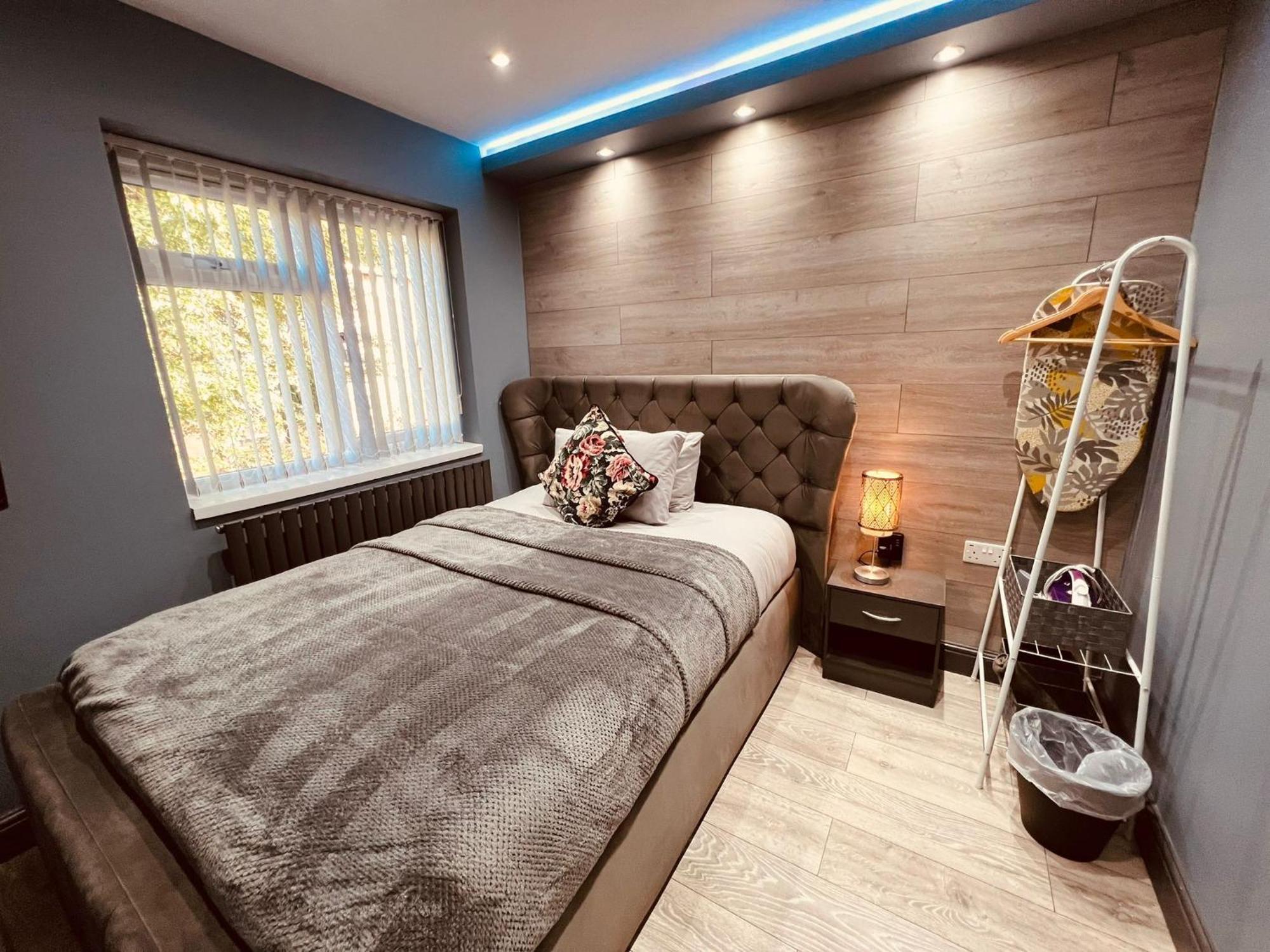 Modern Suites -5 Bedroom House- With Free Parking Birmingham City المظهر الخارجي الصورة