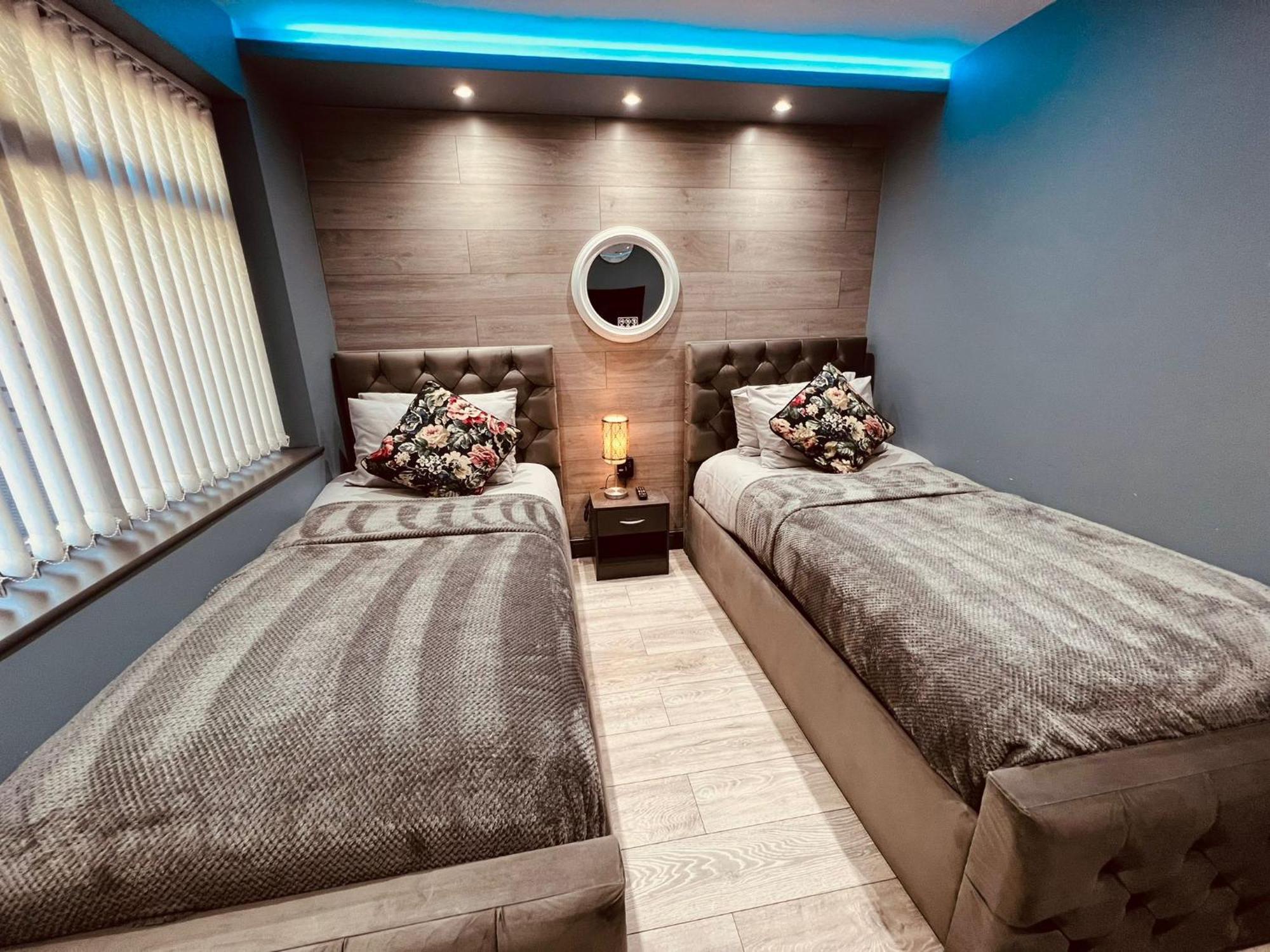 Modern Suites -5 Bedroom House- With Free Parking Birmingham City المظهر الخارجي الصورة