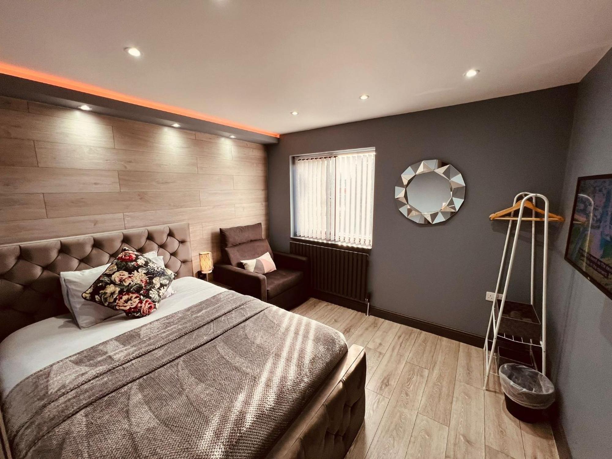 Modern Suites -5 Bedroom House- With Free Parking Birmingham City المظهر الخارجي الصورة