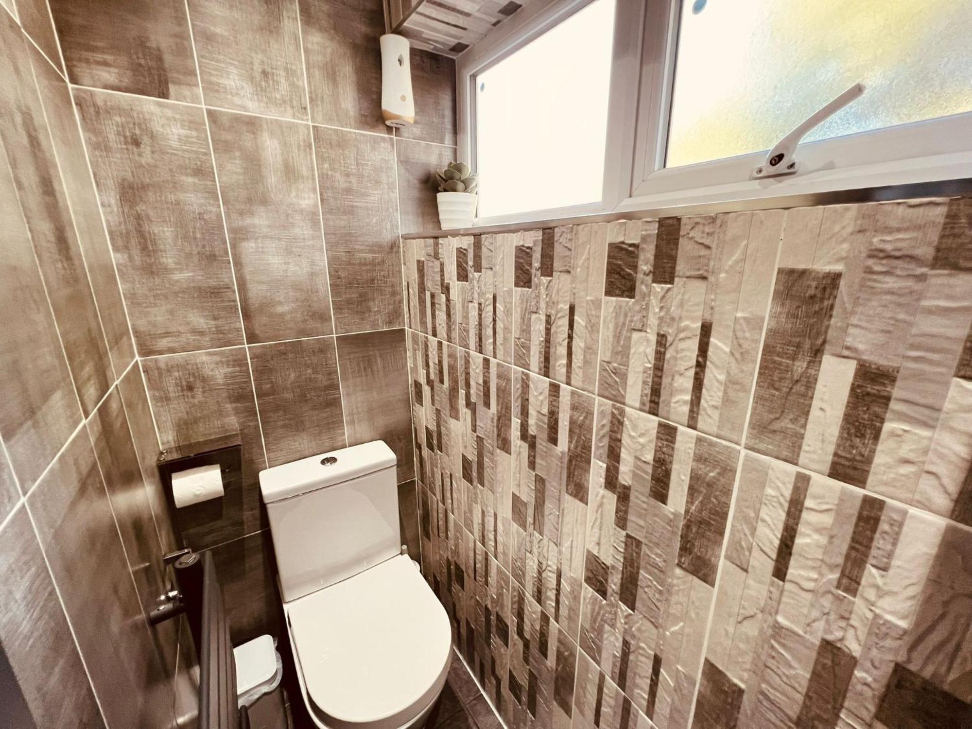 Modern Suites -5 Bedroom House- With Free Parking Birmingham City المظهر الخارجي الصورة