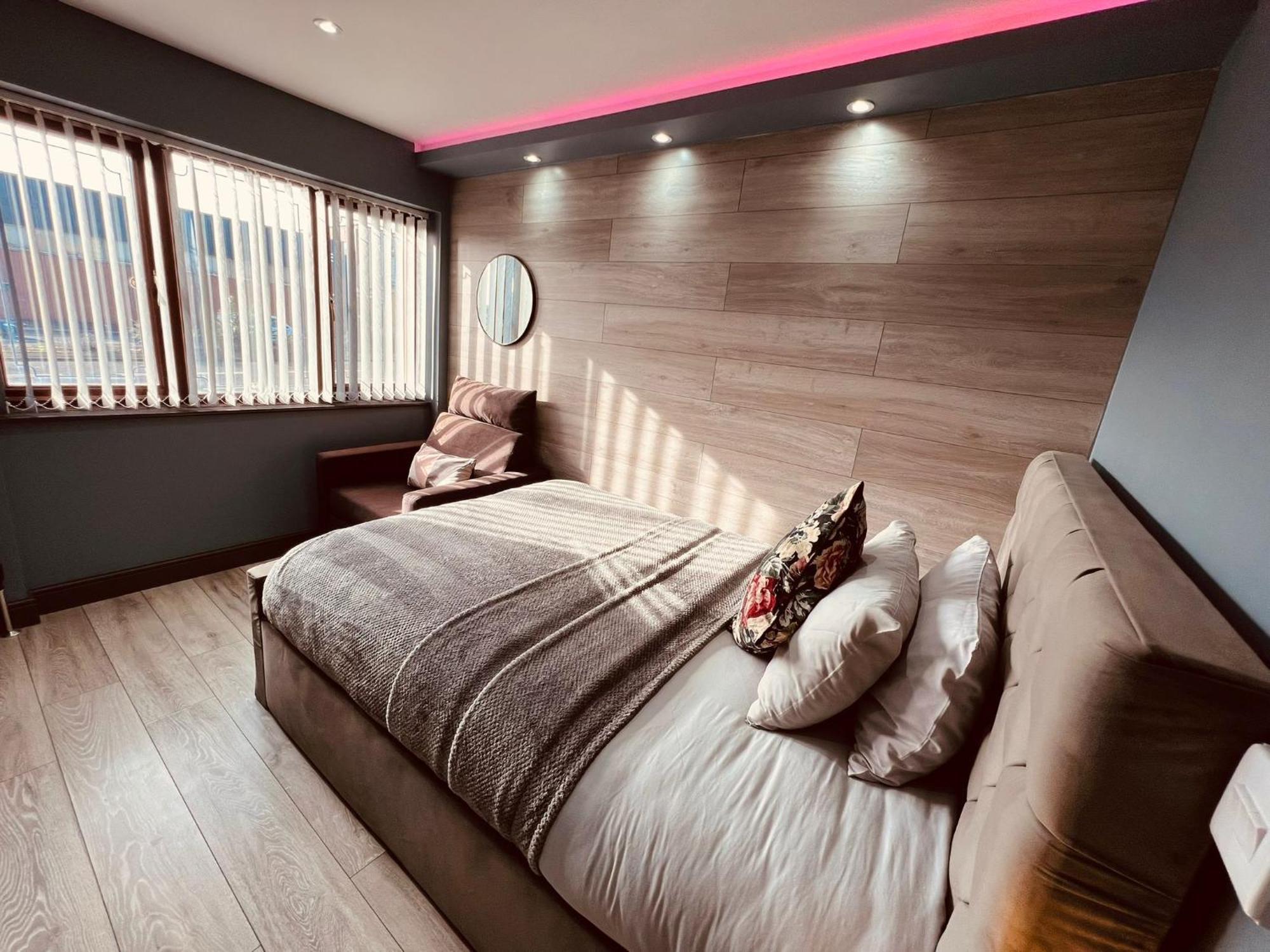 Modern Suites -5 Bedroom House- With Free Parking Birmingham City المظهر الخارجي الصورة