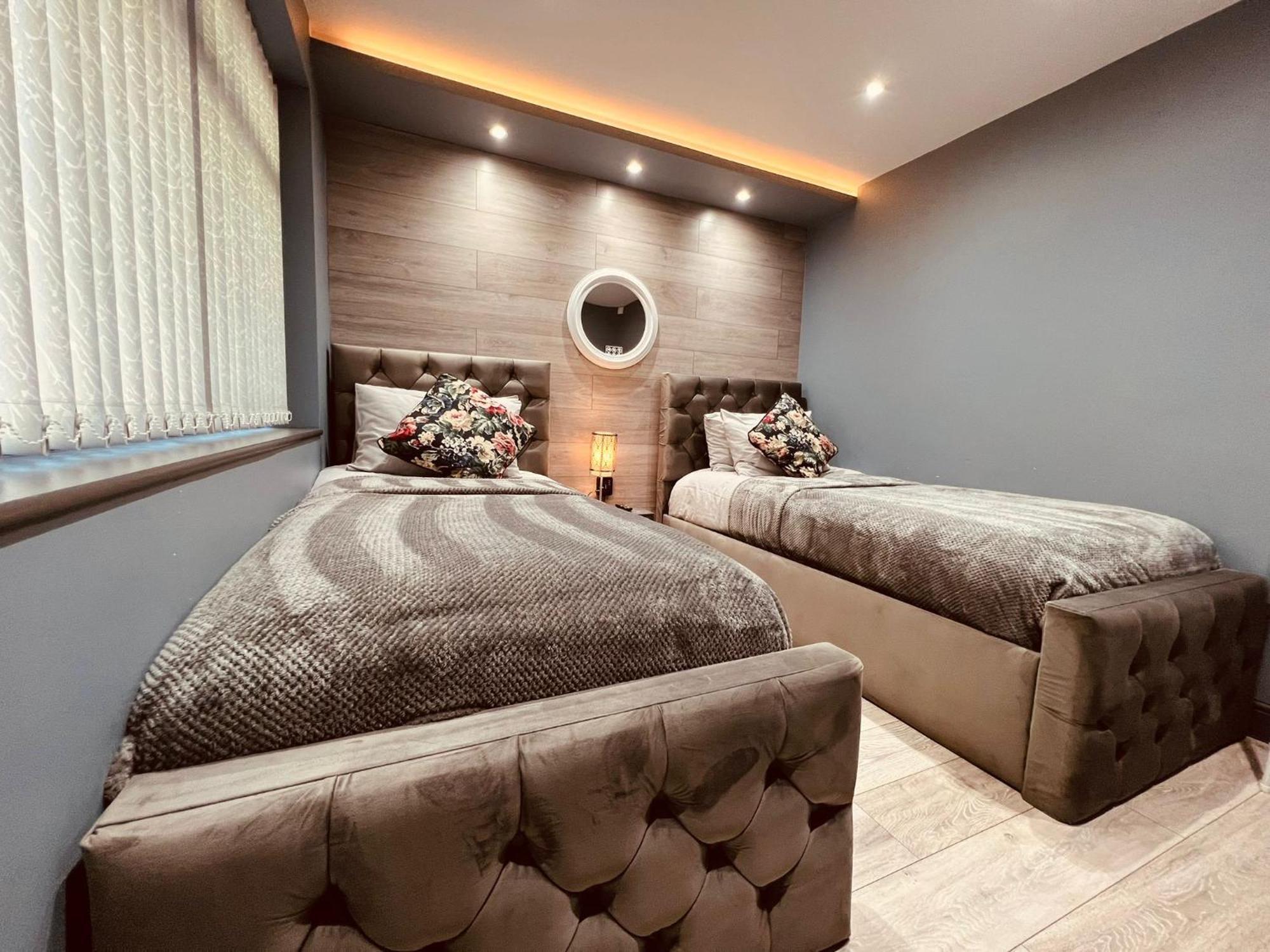 Modern Suites -5 Bedroom House- With Free Parking Birmingham City المظهر الخارجي الصورة