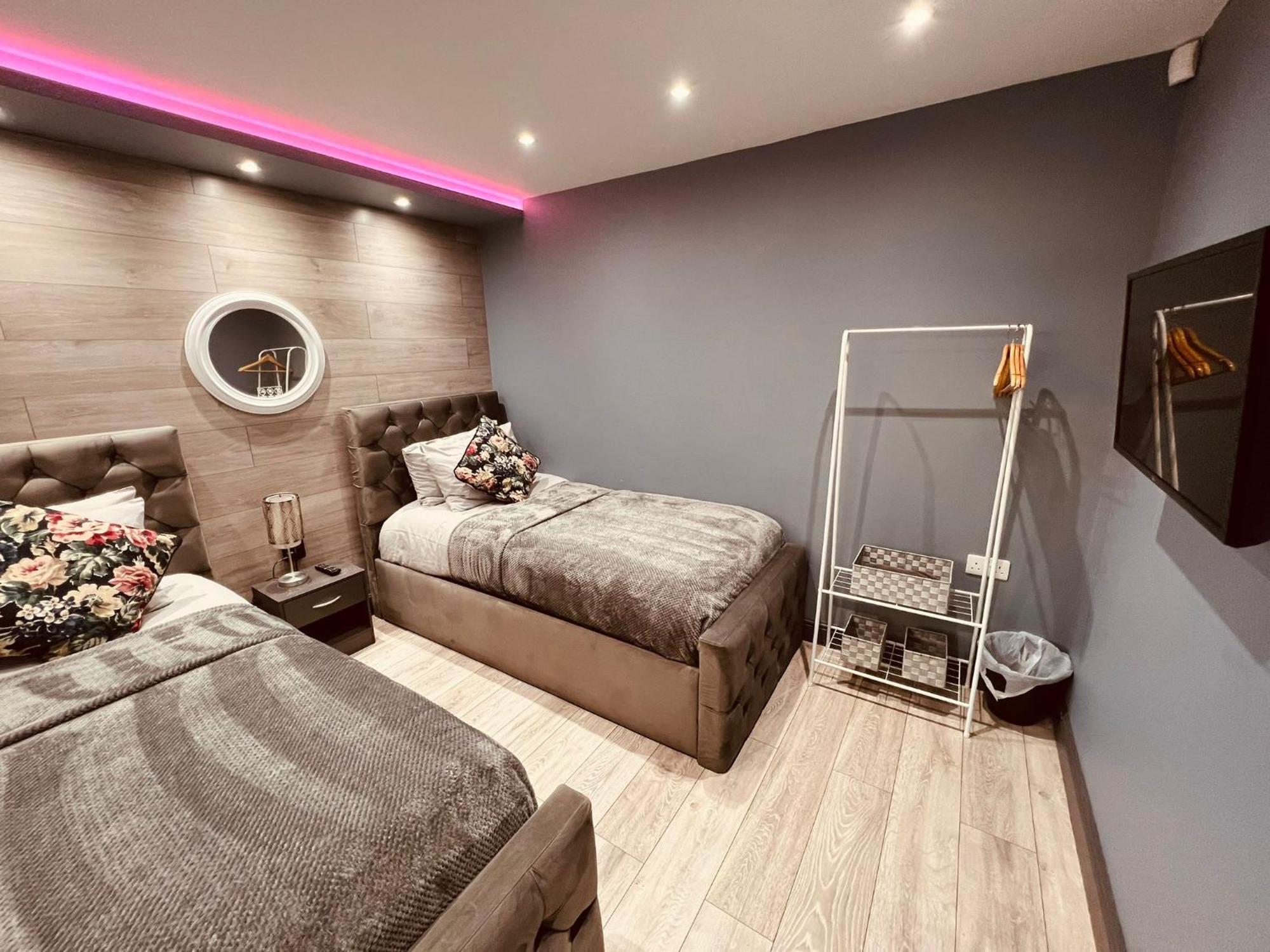 Modern Suites -5 Bedroom House- With Free Parking Birmingham City المظهر الخارجي الصورة