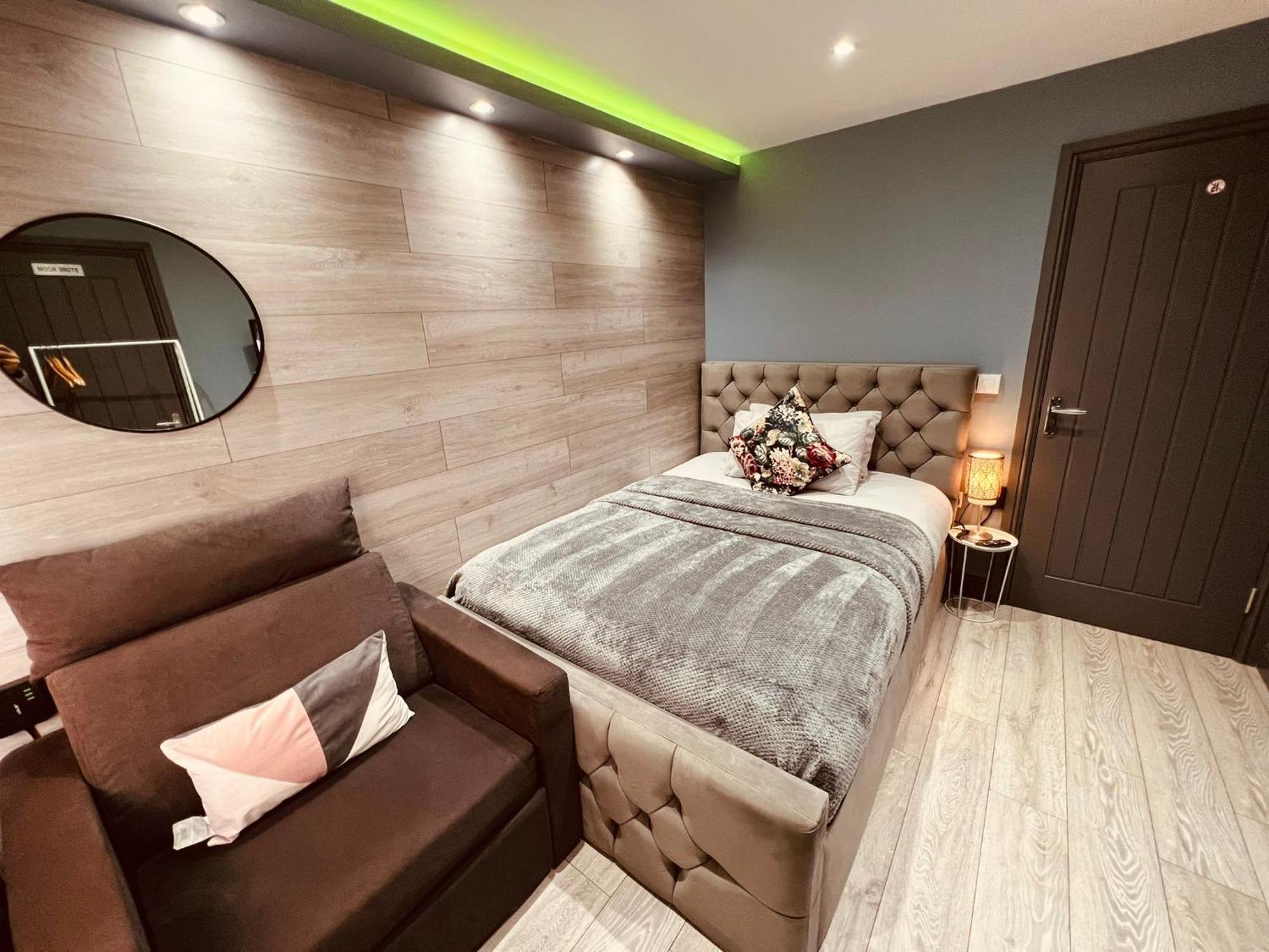 Modern Suites -5 Bedroom House- With Free Parking Birmingham City المظهر الخارجي الصورة