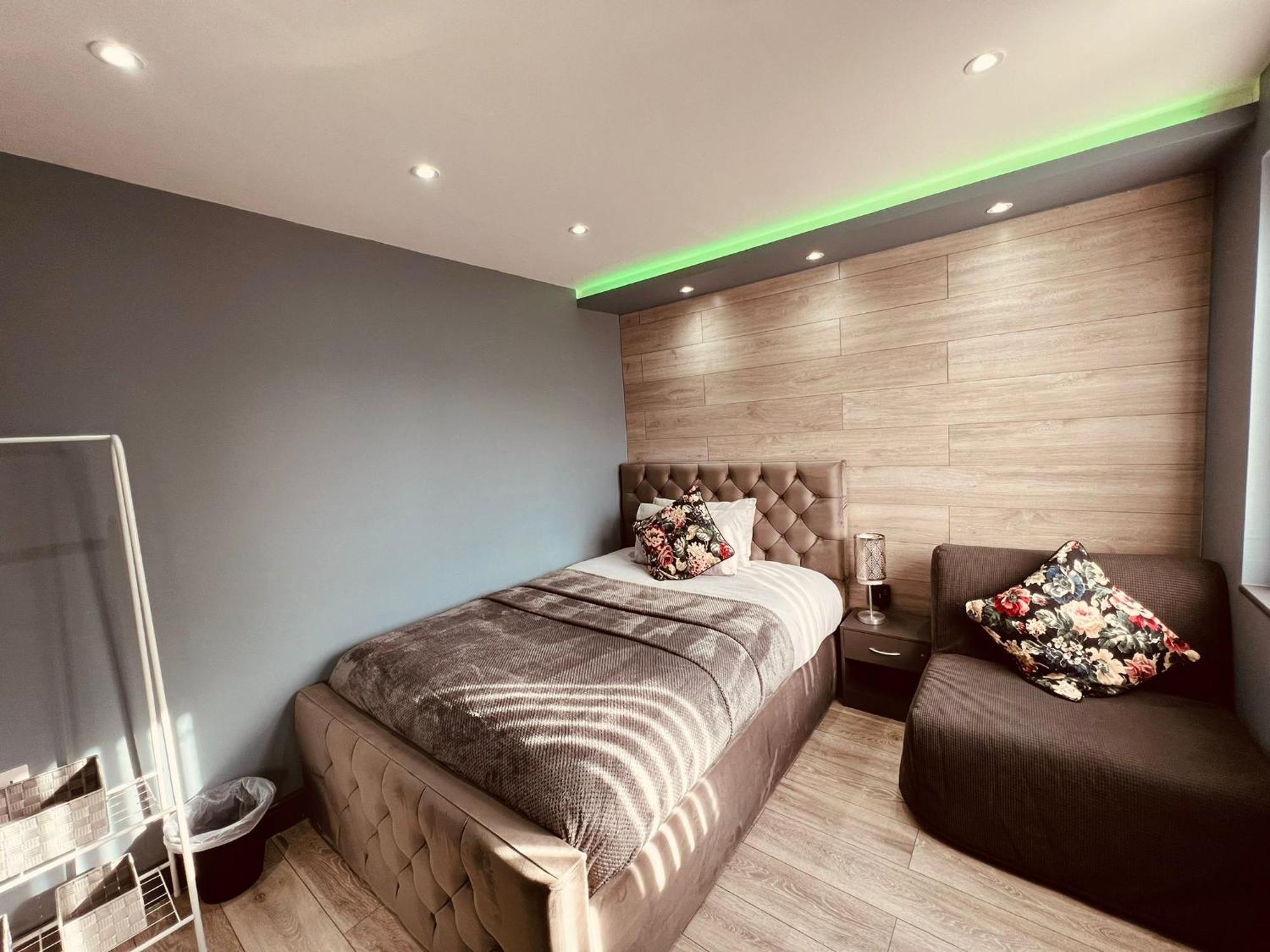 Modern Suites -5 Bedroom House- With Free Parking Birmingham City المظهر الخارجي الصورة