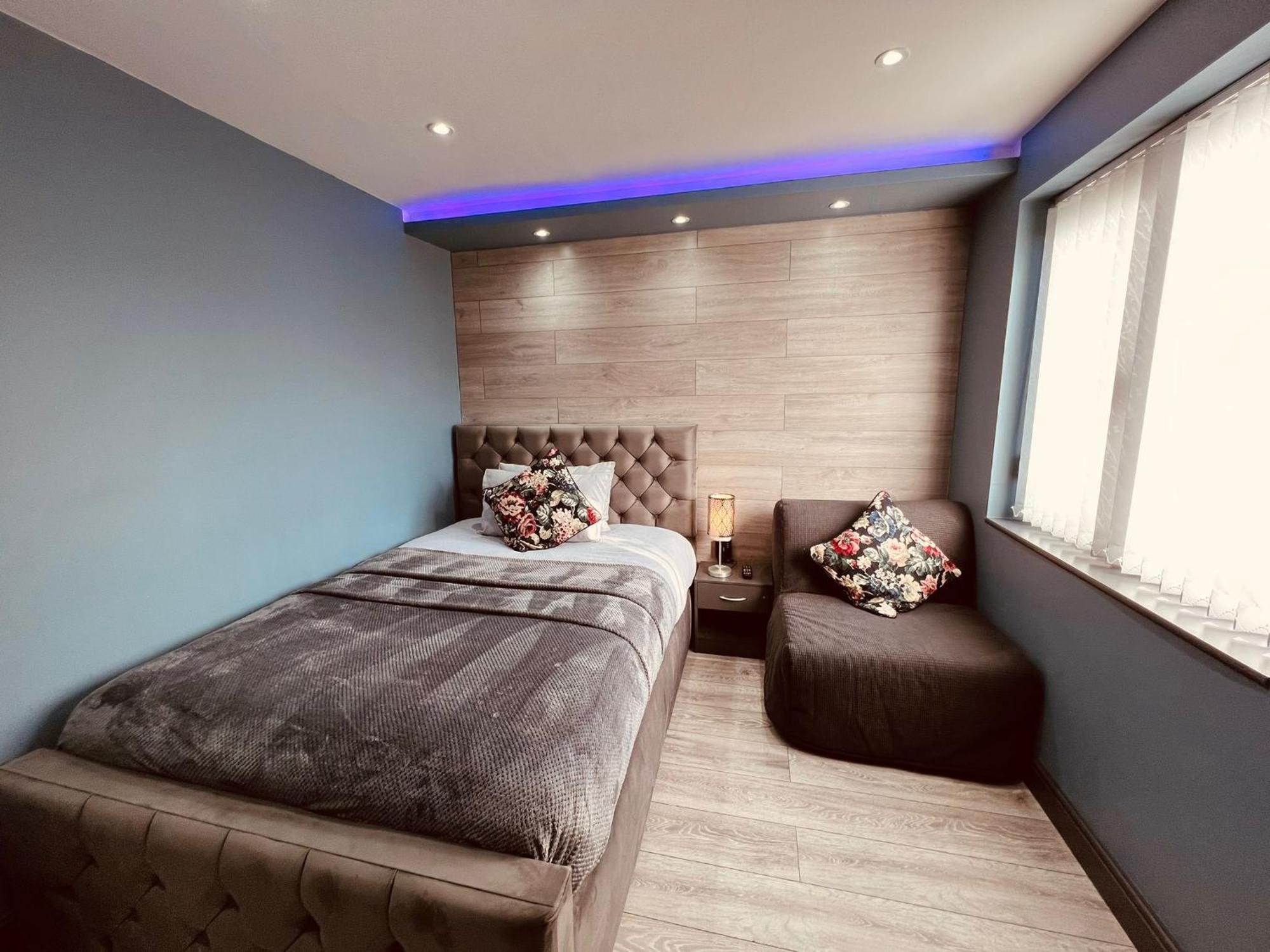 Modern Suites -5 Bedroom House- With Free Parking Birmingham City المظهر الخارجي الصورة