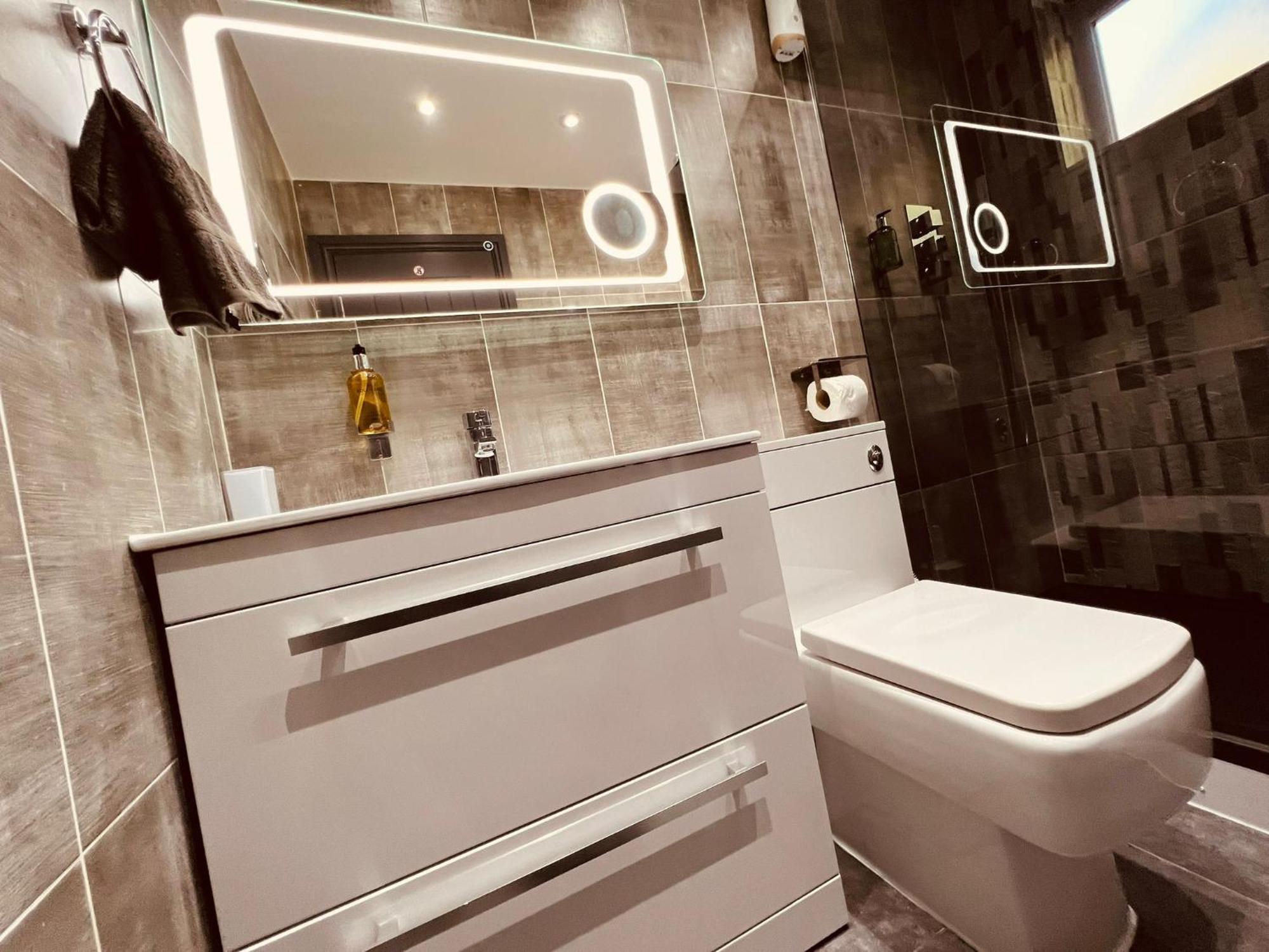 Modern Suites -5 Bedroom House- With Free Parking Birmingham City المظهر الخارجي الصورة