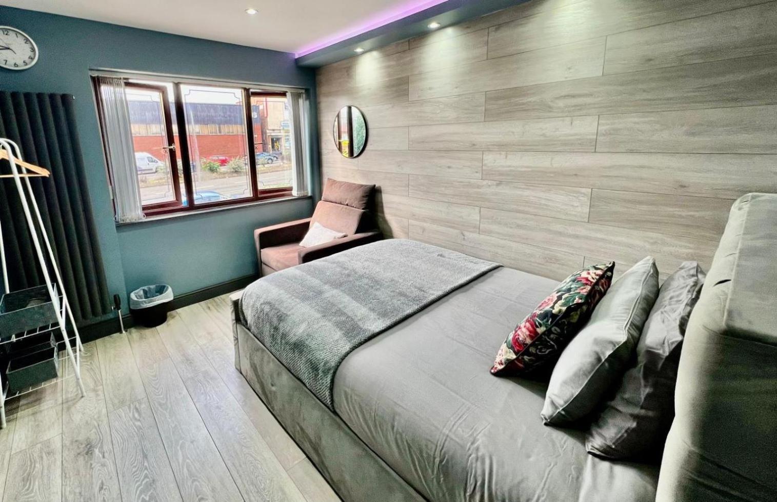 Modern Suites -5 Bedroom House- With Free Parking Birmingham City المظهر الخارجي الصورة