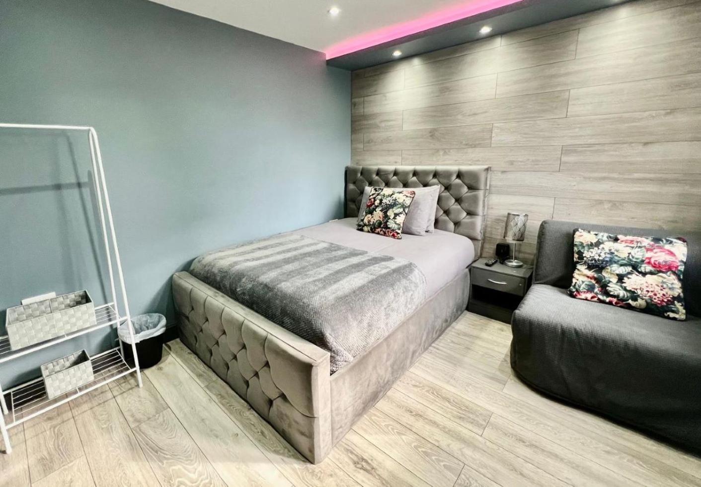 Modern Suites -5 Bedroom House- With Free Parking Birmingham City المظهر الخارجي الصورة