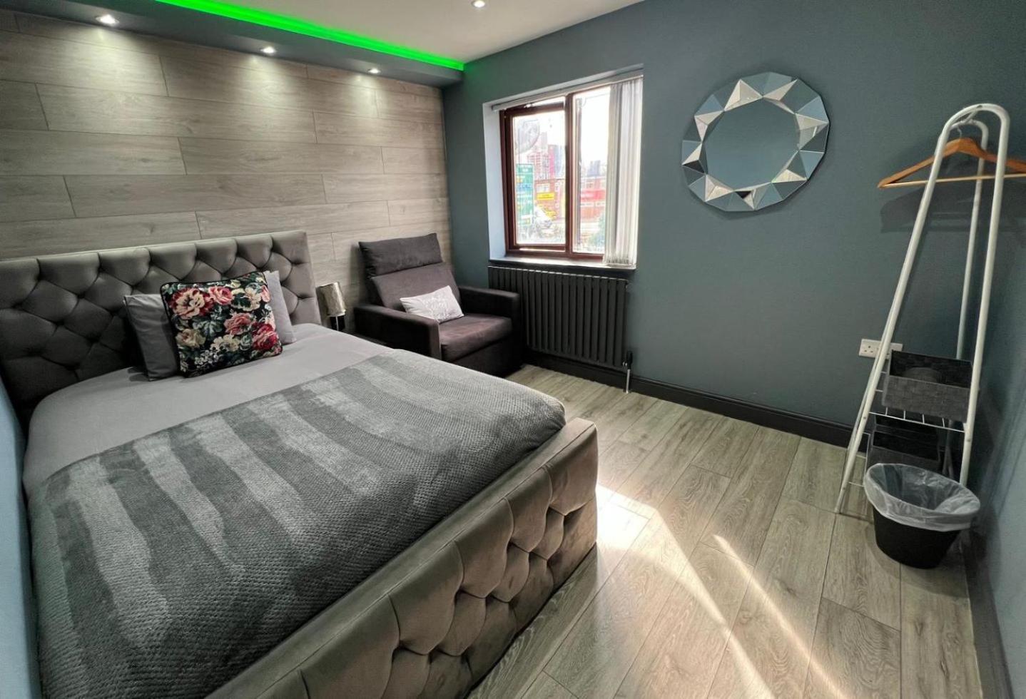 Modern Suites -5 Bedroom House- With Free Parking Birmingham City المظهر الخارجي الصورة