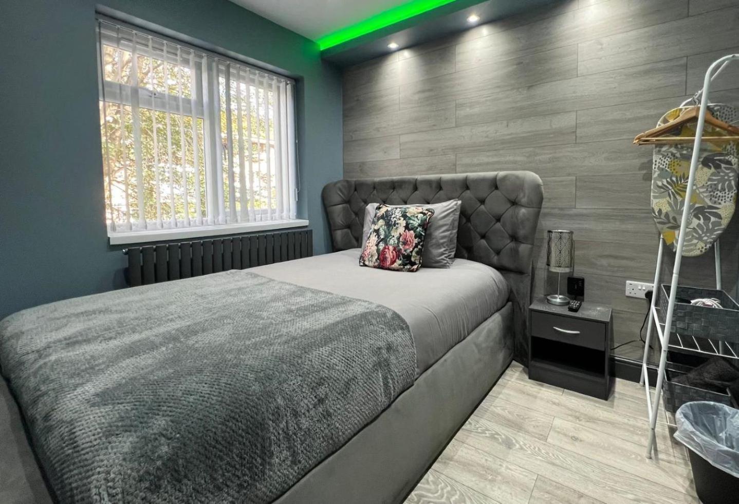 Modern Suites -5 Bedroom House- With Free Parking Birmingham City المظهر الخارجي الصورة