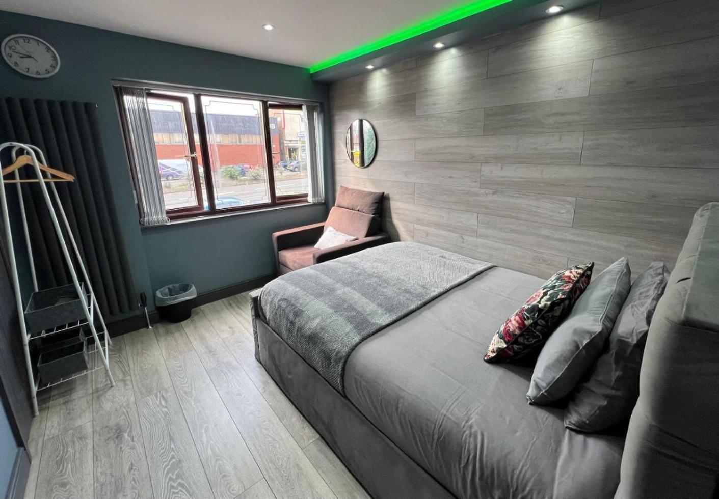 Modern Suites -5 Bedroom House- With Free Parking Birmingham City المظهر الخارجي الصورة