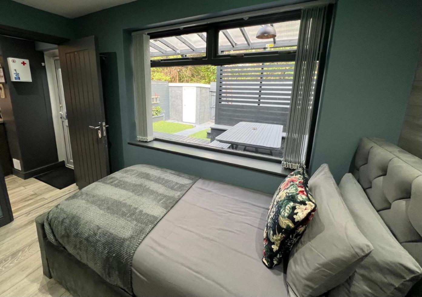 Modern Suites -5 Bedroom House- With Free Parking Birmingham City المظهر الخارجي الصورة