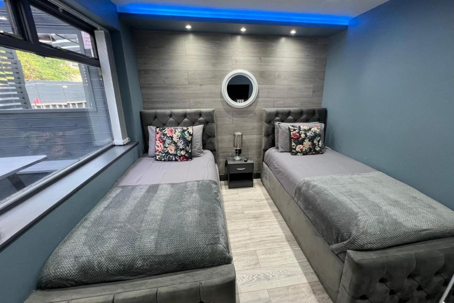 Modern Suites -5 Bedroom House- With Free Parking Birmingham City المظهر الخارجي الصورة
