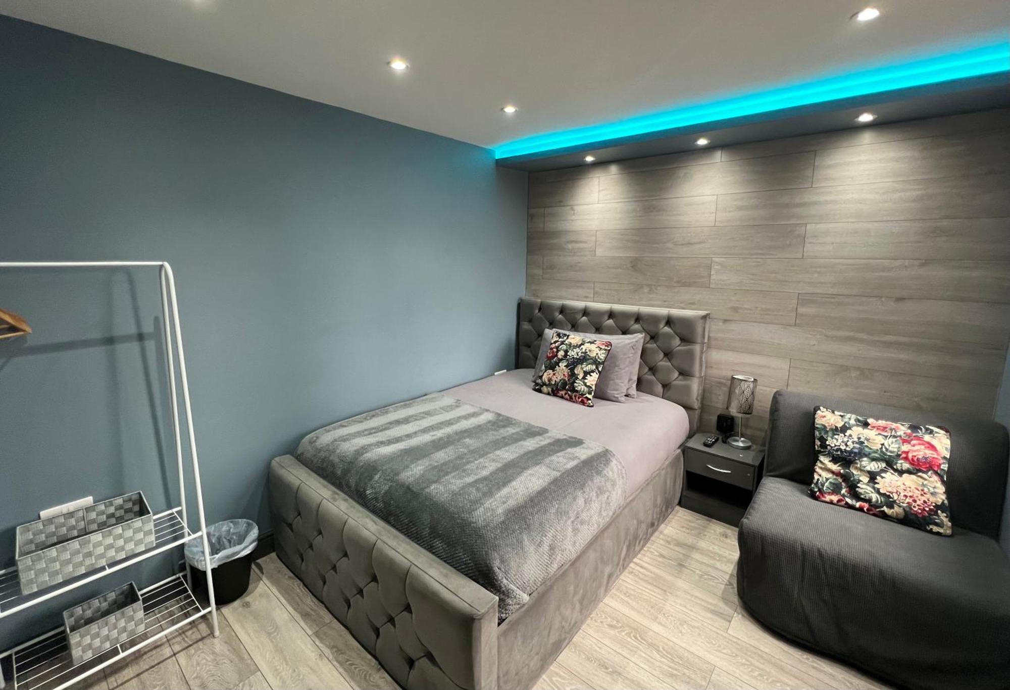 Modern Suites -5 Bedroom House- With Free Parking Birmingham City المظهر الخارجي الصورة