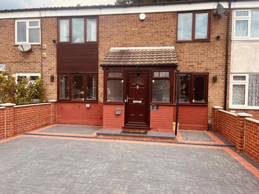Modern Suites -5 Bedroom House- With Free Parking Birmingham City المظهر الخارجي الصورة