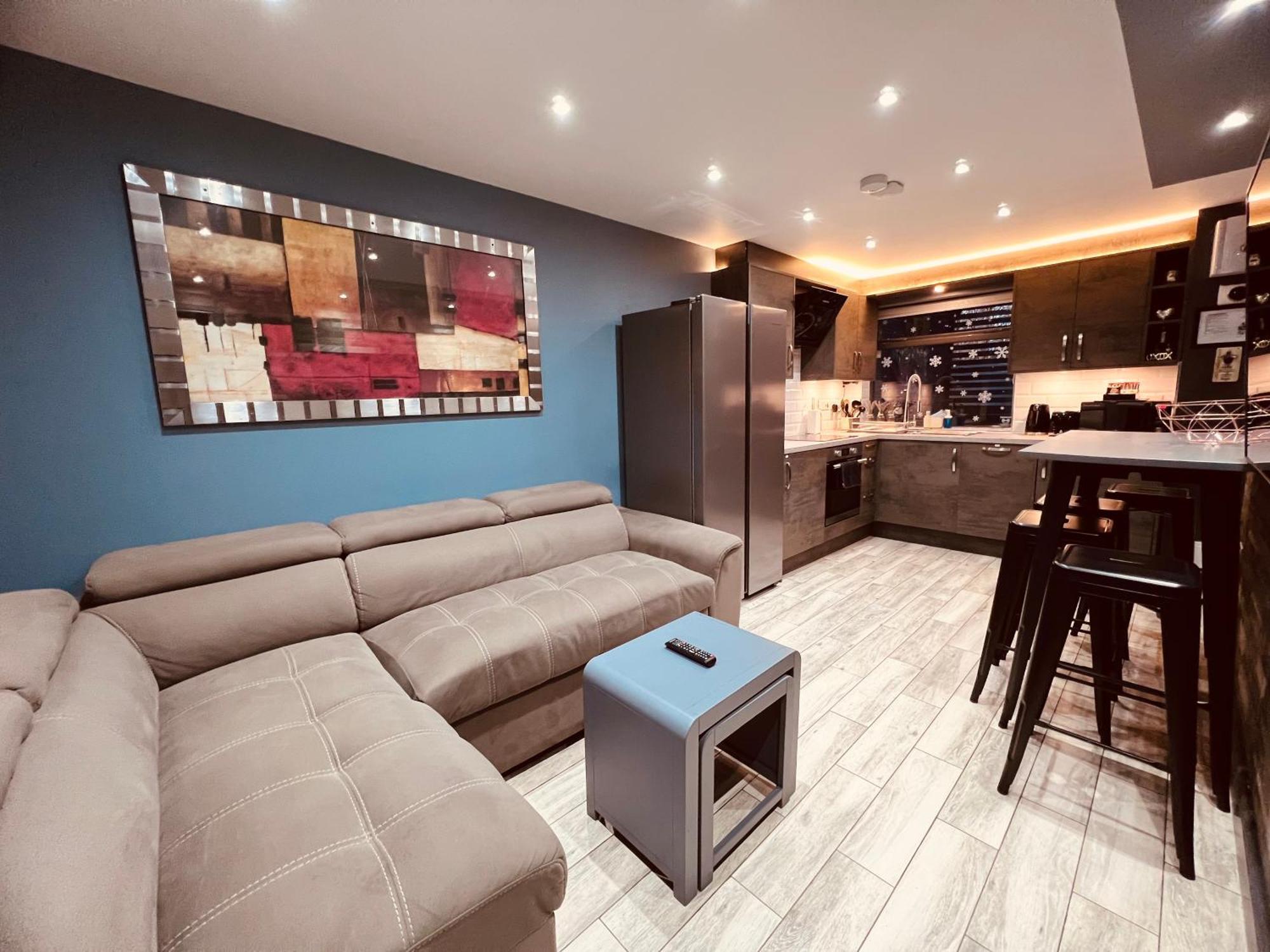 Modern Suites -5 Bedroom House- With Free Parking Birmingham City المظهر الخارجي الصورة